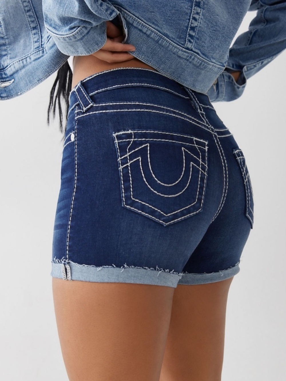 True Religion “Jennie” Curvy Mid Rise Skinny Denim
Shorts In Dark Wash 💗